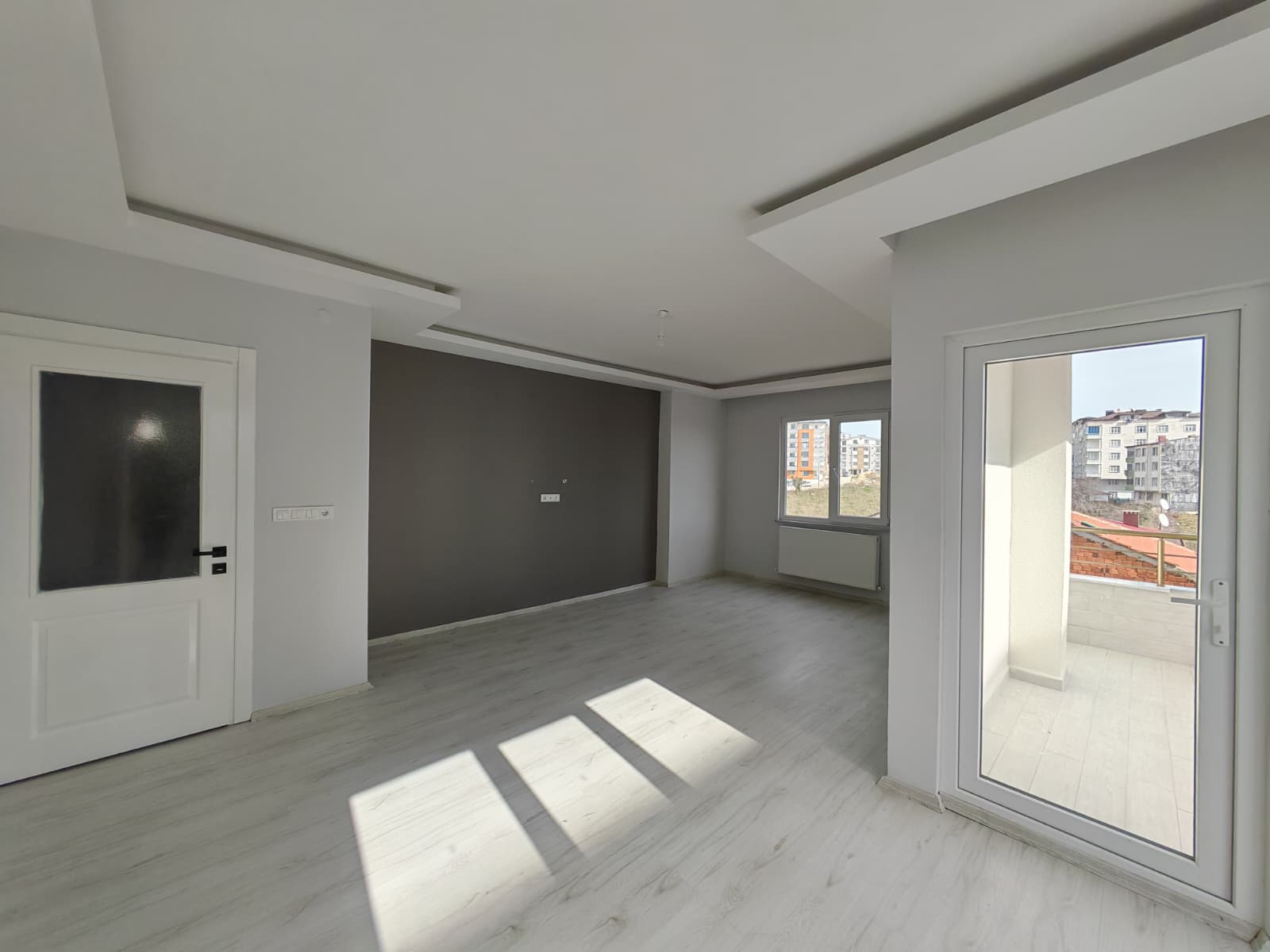 SARAÇLIDA AYRI MUTFAKLI 2 YIILIK ÇİFT BALKONLU 3+1